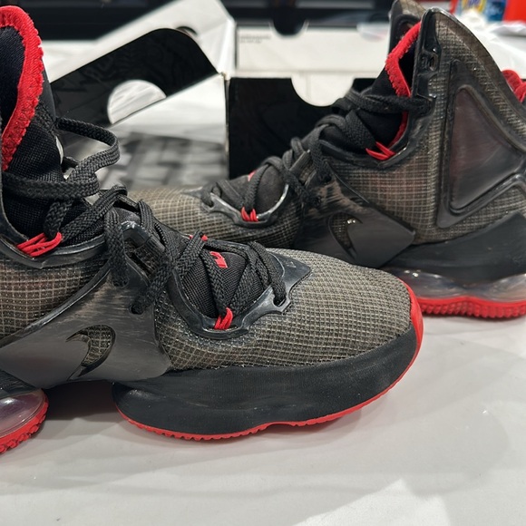 Nike LeBron 19 EP 'Bred' DC9340-001 - Picture 4 of 9